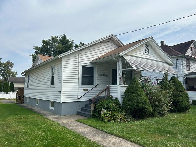 view of front of home with a front lawn