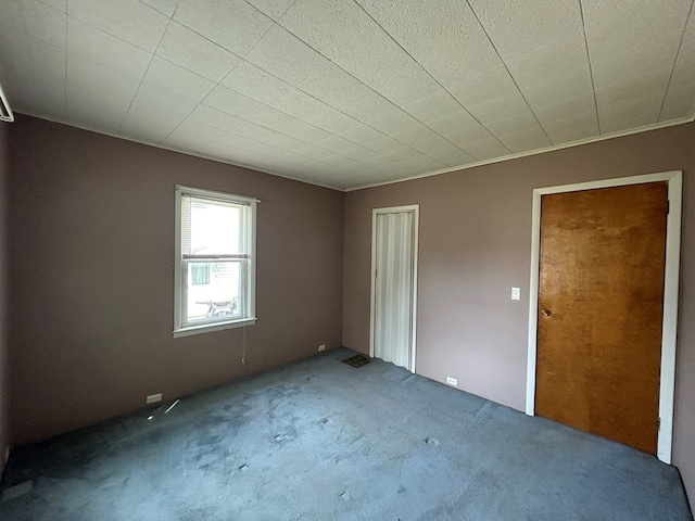 unfurnished bedroom with carpet flooring and a closet