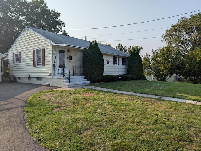 view of front of property featuring a front lawn