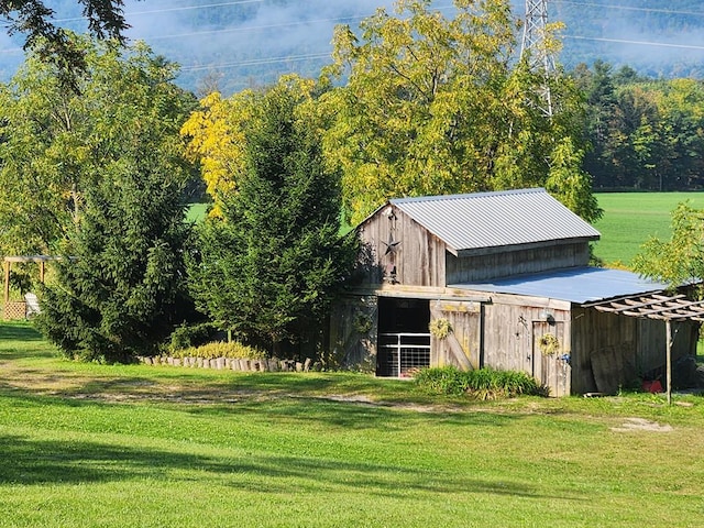 view of yard featuring an outdoor structure