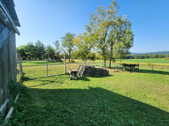 view of yard featuring a rural view