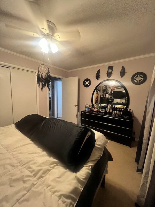 bedroom featuring crown molding, carpet flooring, ceiling fan, and a closet