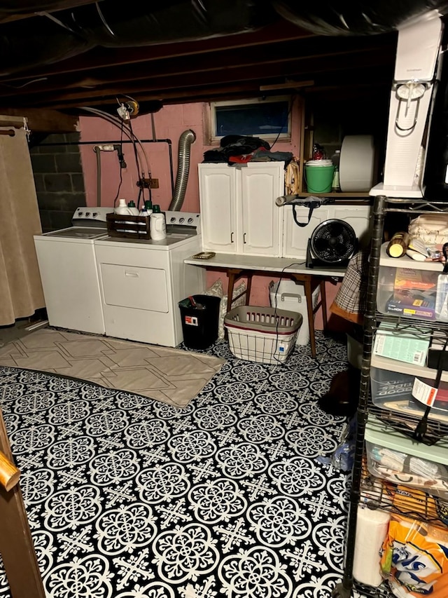 laundry area featuring cabinets and washing machine and clothes dryer