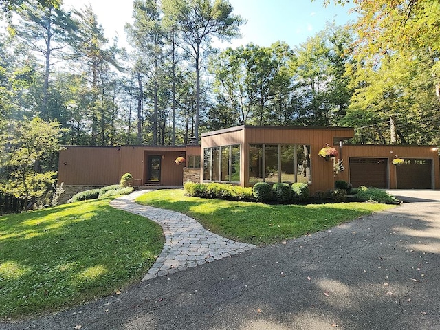 view of front of home featuring a front yard and a garage