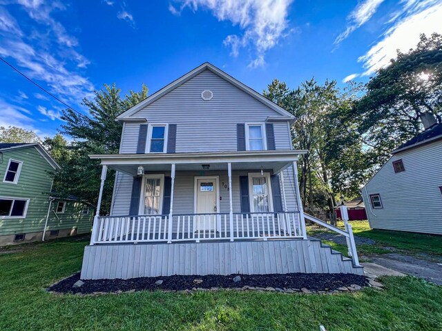 view of front of property featuring a front lawn and a porch