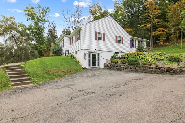 view of side of property featuring a lawn