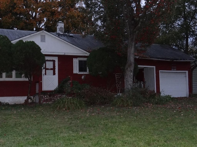 view of front of home featuring a front yard