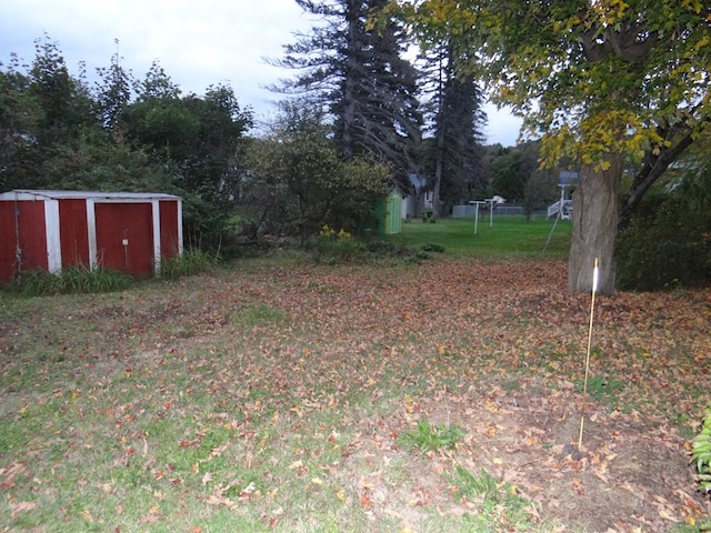 view of yard featuring a shed