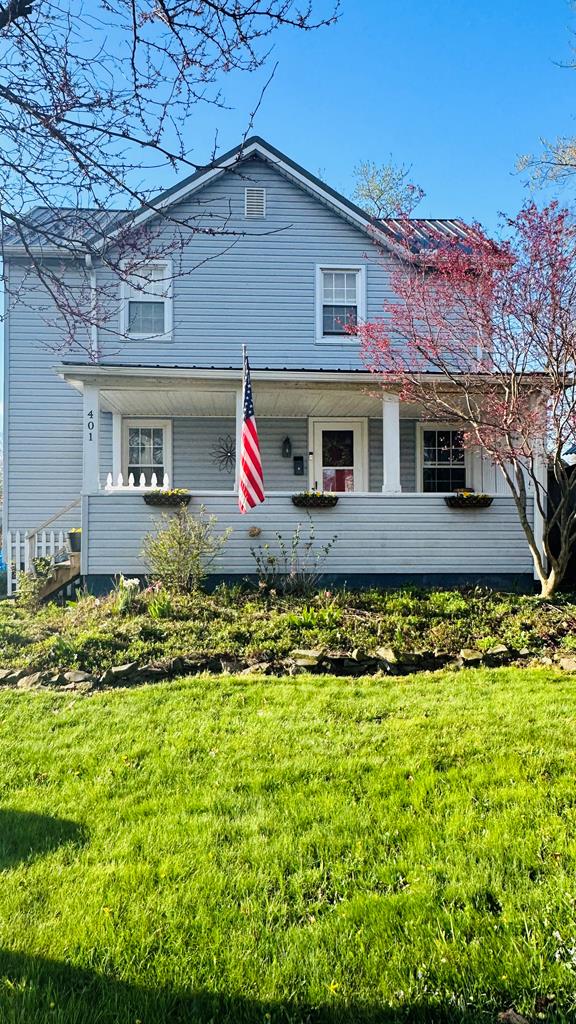 view of front of home with a front lawn