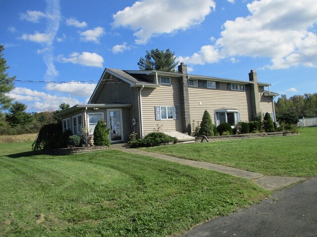 view of front of house featuring a front yard