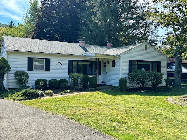 single story home with a front yard