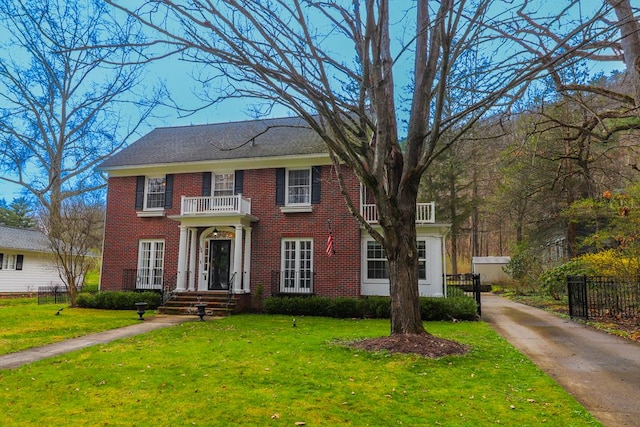 colonial-style house featuring a front yard