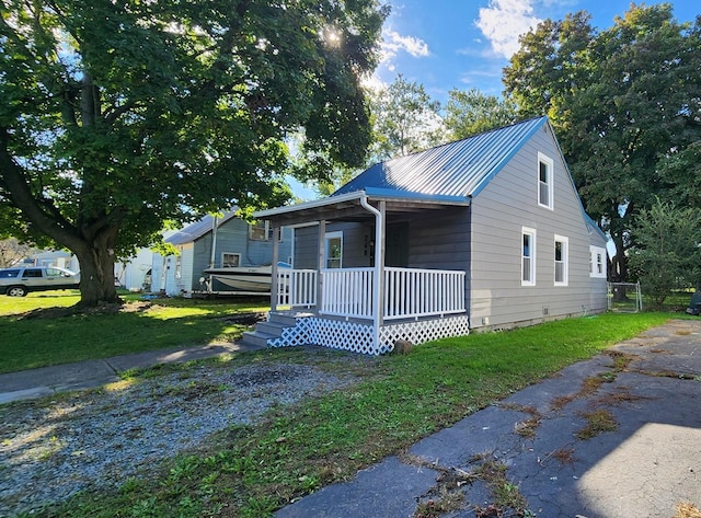 view of front of house with a front lawn and a porch