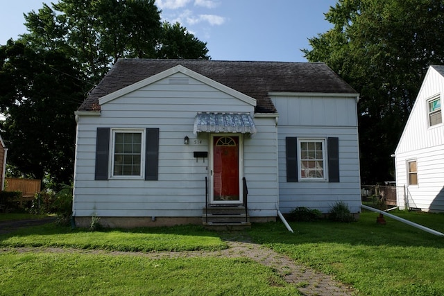 view of front of house with a front lawn