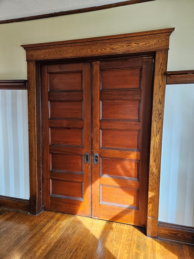 interior details with hardwood / wood-style flooring