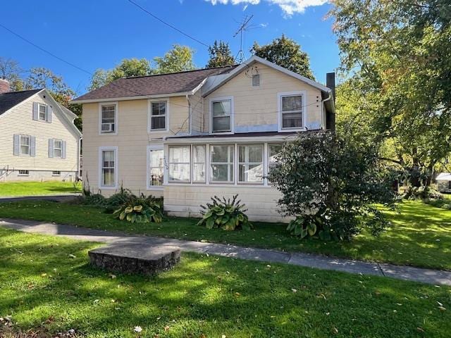 view of front of house featuring a front yard