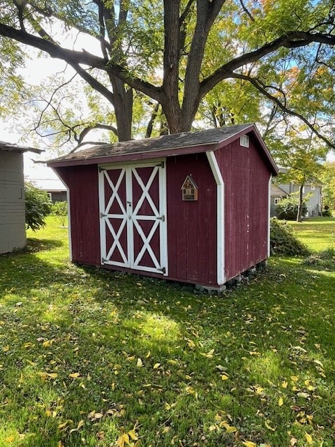 view of outbuilding featuring a yard