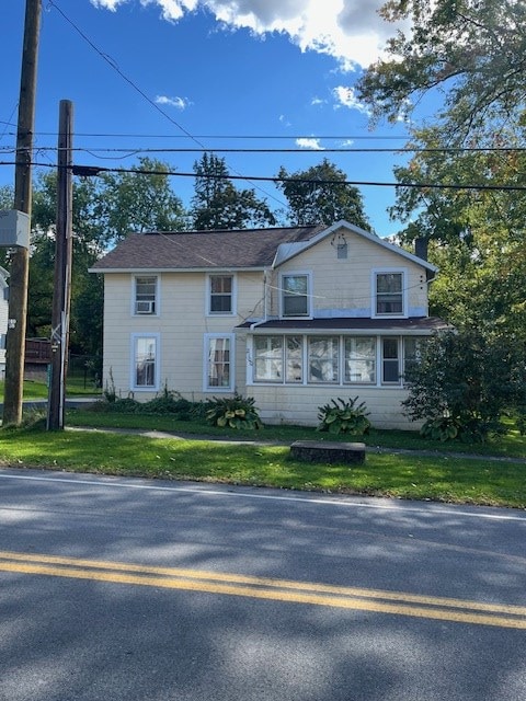 view of front of home featuring a front yard