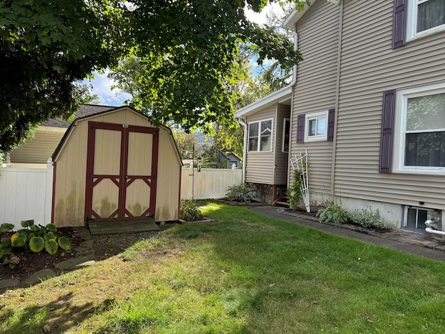 view of yard featuring a storage unit