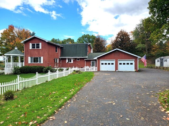 view of front of house featuring a gazebo and a front lawn