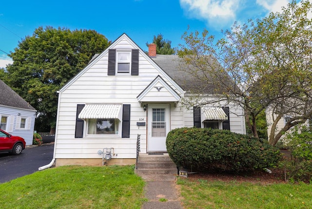 view of front of property with a front yard