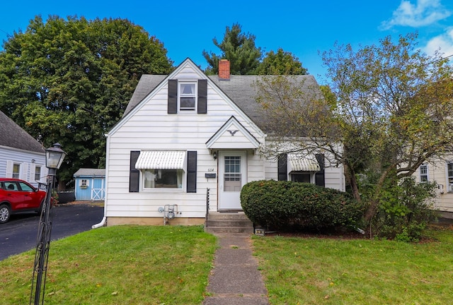 view of front facade featuring a front yard