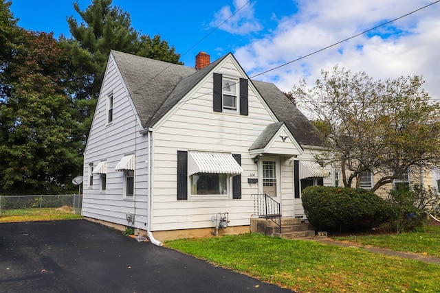 view of front of home featuring a front yard