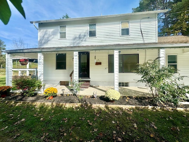 view of front of property featuring a front yard