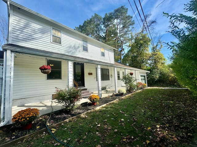 view of front facade featuring a front lawn