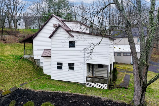 back of house featuring a yard