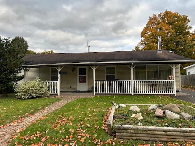 view of front of home with a porch and a front lawn