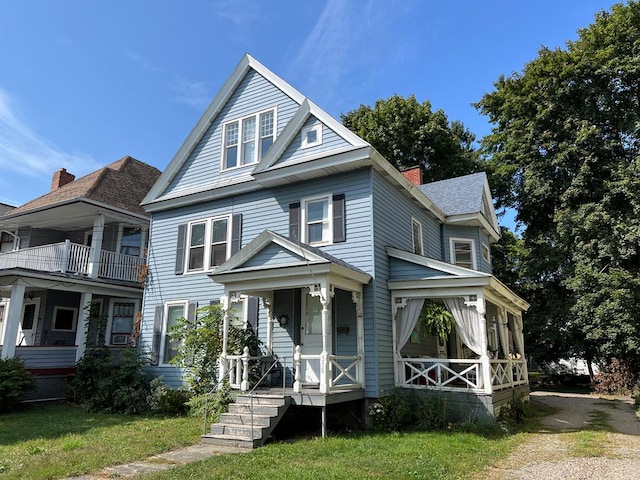 view of front of property with a front yard