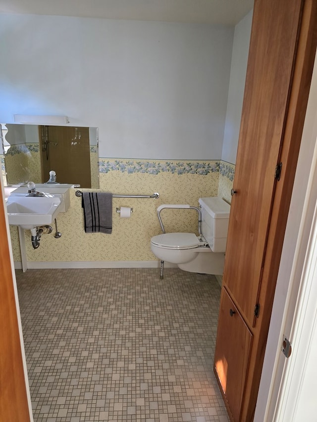 bathroom featuring sink and toilet