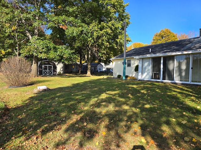 view of yard featuring a storage unit