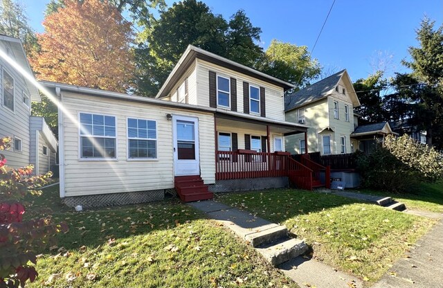 view of front facade featuring a porch and a front yard