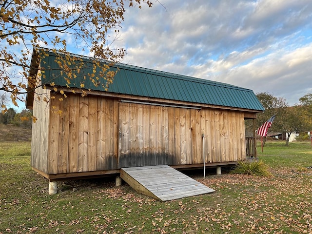 view of outdoor structure featuring a yard