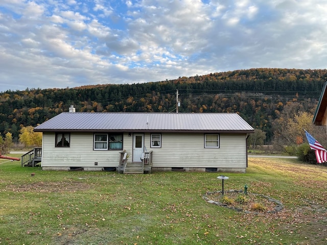 view of front of house featuring a front lawn