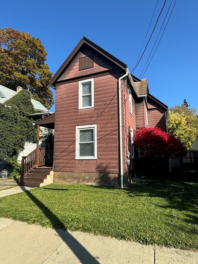 view of side of property featuring a lawn