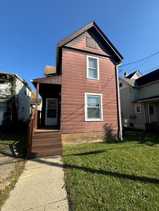 view of front facade with a front yard