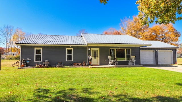 view of front of home featuring a front yard and a garage