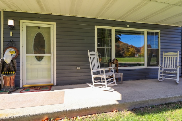 property entrance featuring a porch