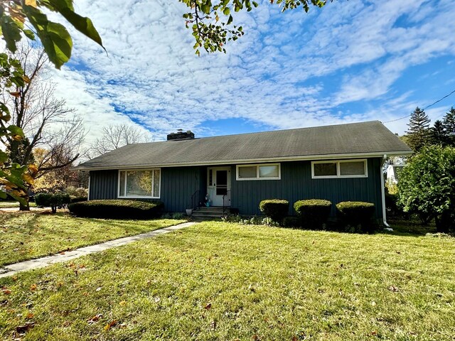 single story home featuring a front yard