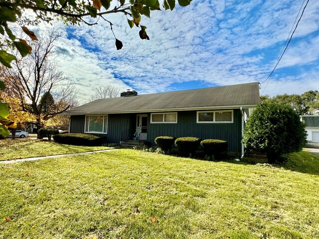 view of front of property featuring a front lawn