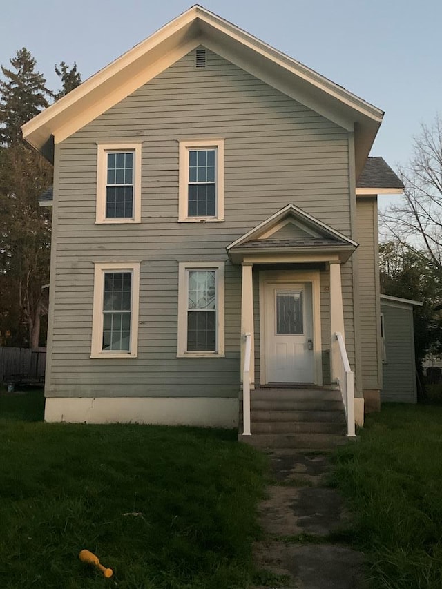 view of front of home featuring a front lawn