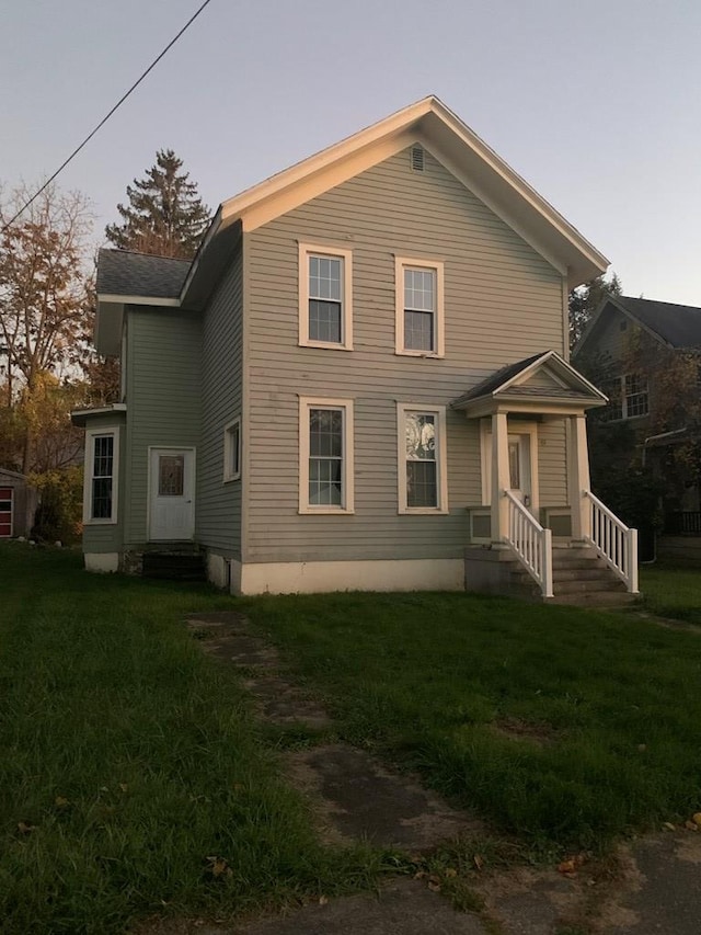 view of front facade with a front yard