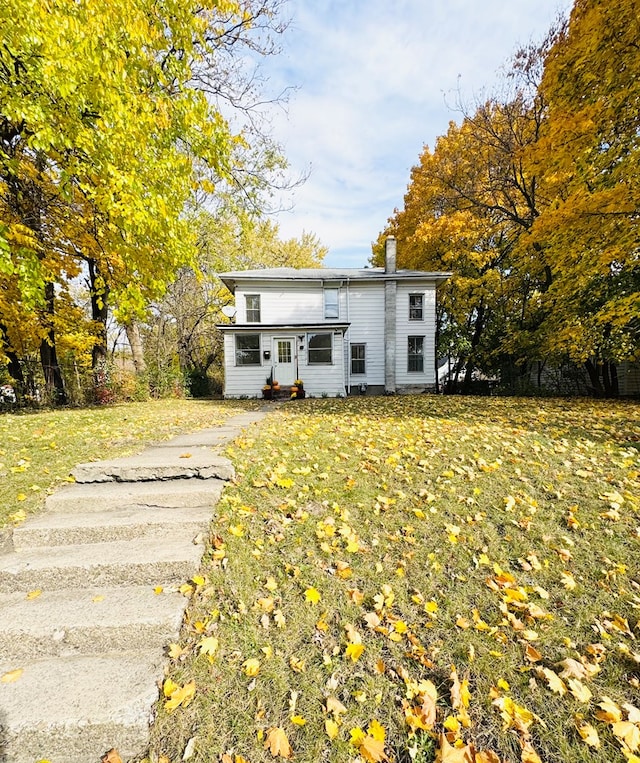 view of front of property with a front yard