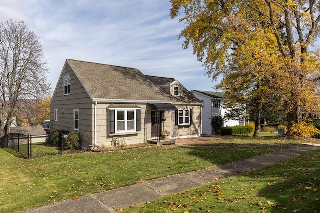 view of front of property featuring a front lawn