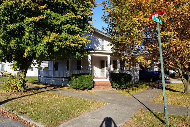 view of front of house featuring a porch and a front lawn