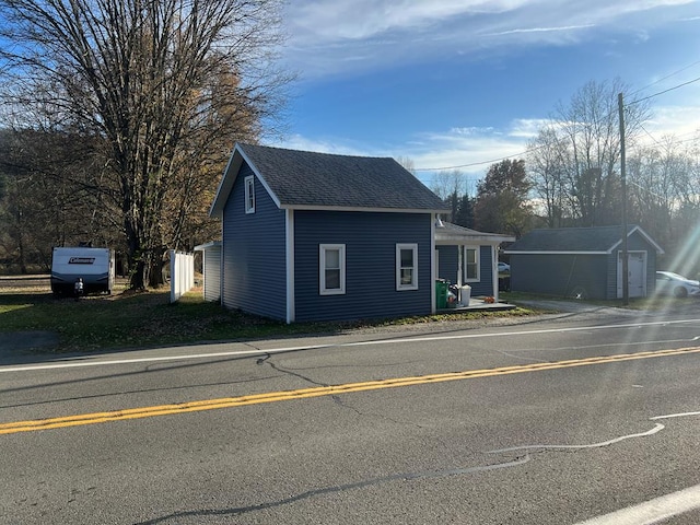 view of front facade featuring an outbuilding