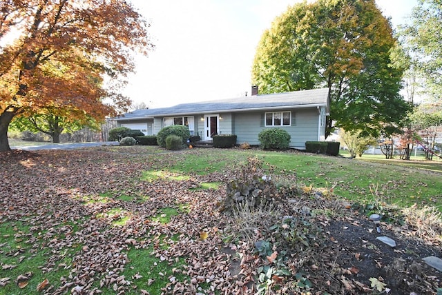 ranch-style home featuring a front lawn